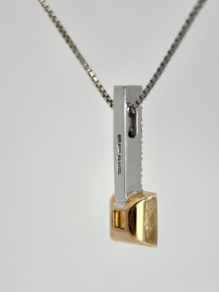 Hängsmycke No - 8